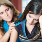 والدین چگونه می توانند به نوجوانان خود در مدیریت ترس هایشان کمک کنند؟