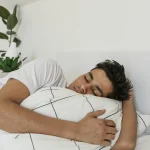 پوزیشن خوابیدن شما بسیار بیشتر از چیزی که فکر می کنید بر سلامت جسم و روان، رویاها و شخصیت شما تاثیر می گذارد.